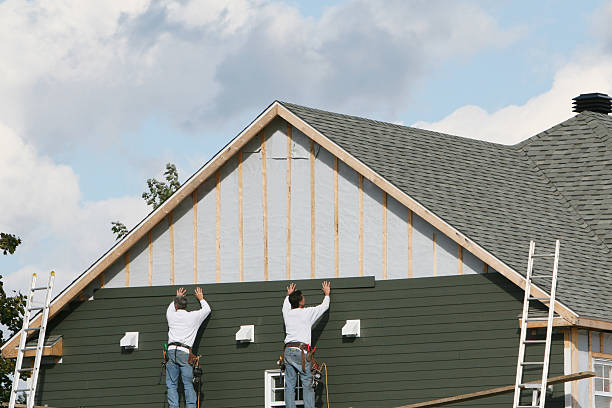 Professional Siding Replacement technician working in Libertyville, IL